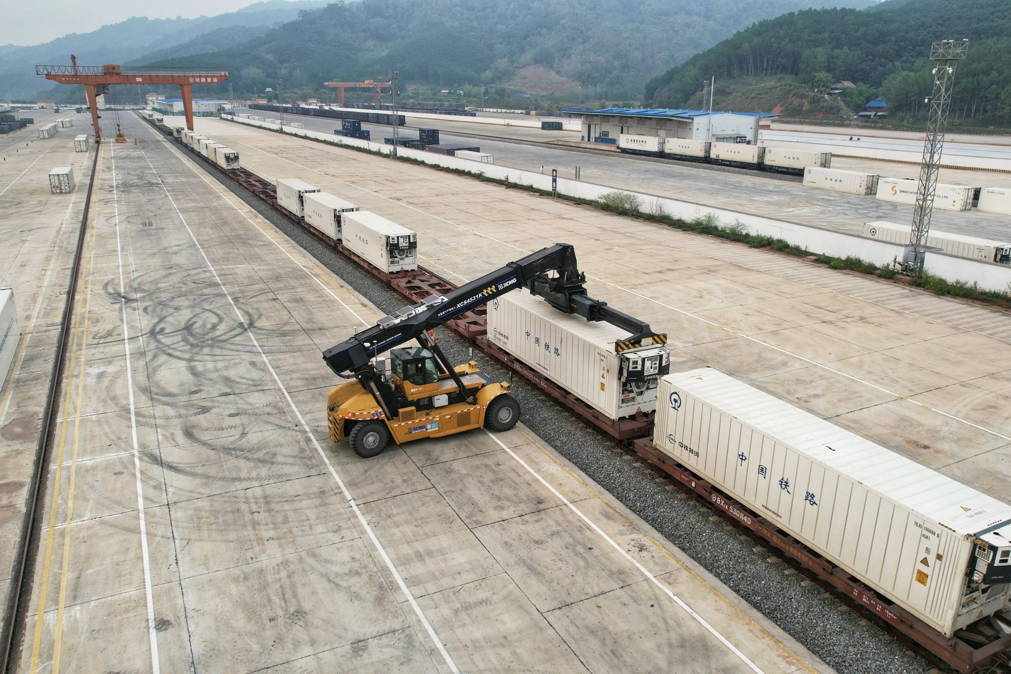 中老铁路货运强劲增长 前5个月开行货物列车7500列